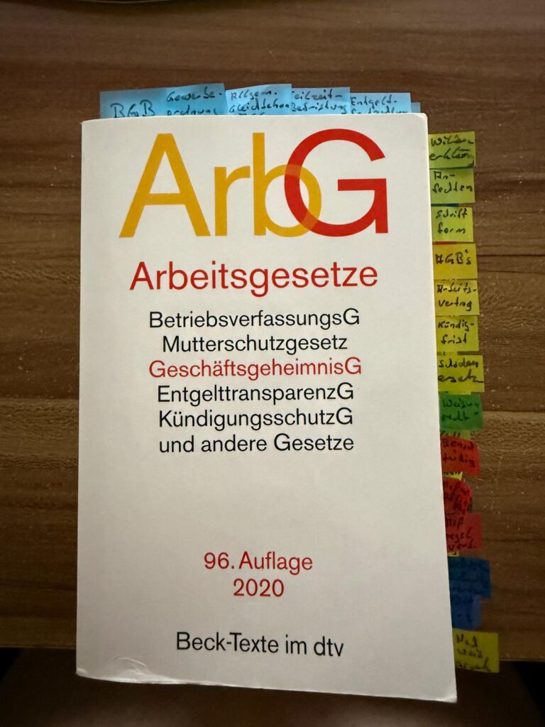 Vorbereitetes Arbeitsgesetzbuch mit Registermarkierungen und Textmarkern für die Industriemeisterprüfung